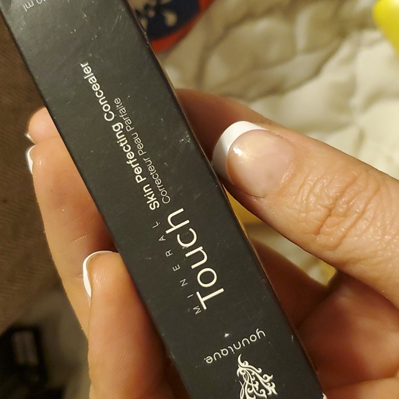 Skin Perfecting Concealer - Picture 2 of 2